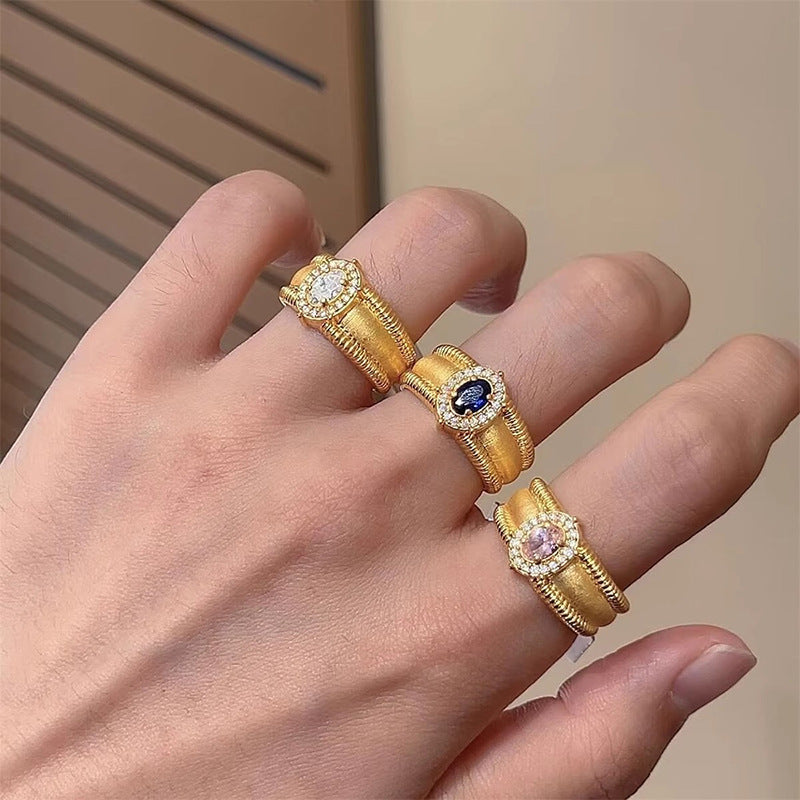 Klassinen Sormus ajattomalla viehätyksellä