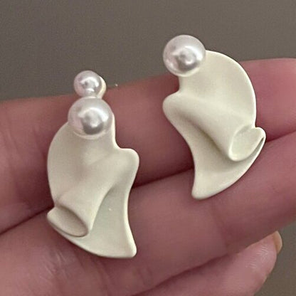 Kaunis Helmi Korvarengas ainutlaatuisella tyylillä