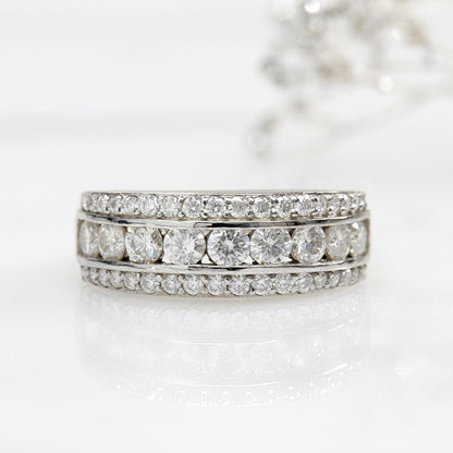 Klassinen Sormus ajattomalla viehätyksellä