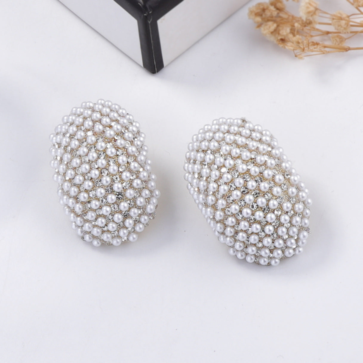 Kaunis Helmi Korvarengas ainutlaatuisella tyylillä