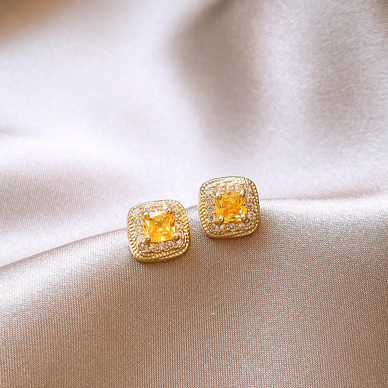 Kaunis Korvarengas ainutlaatuisella tyylillä