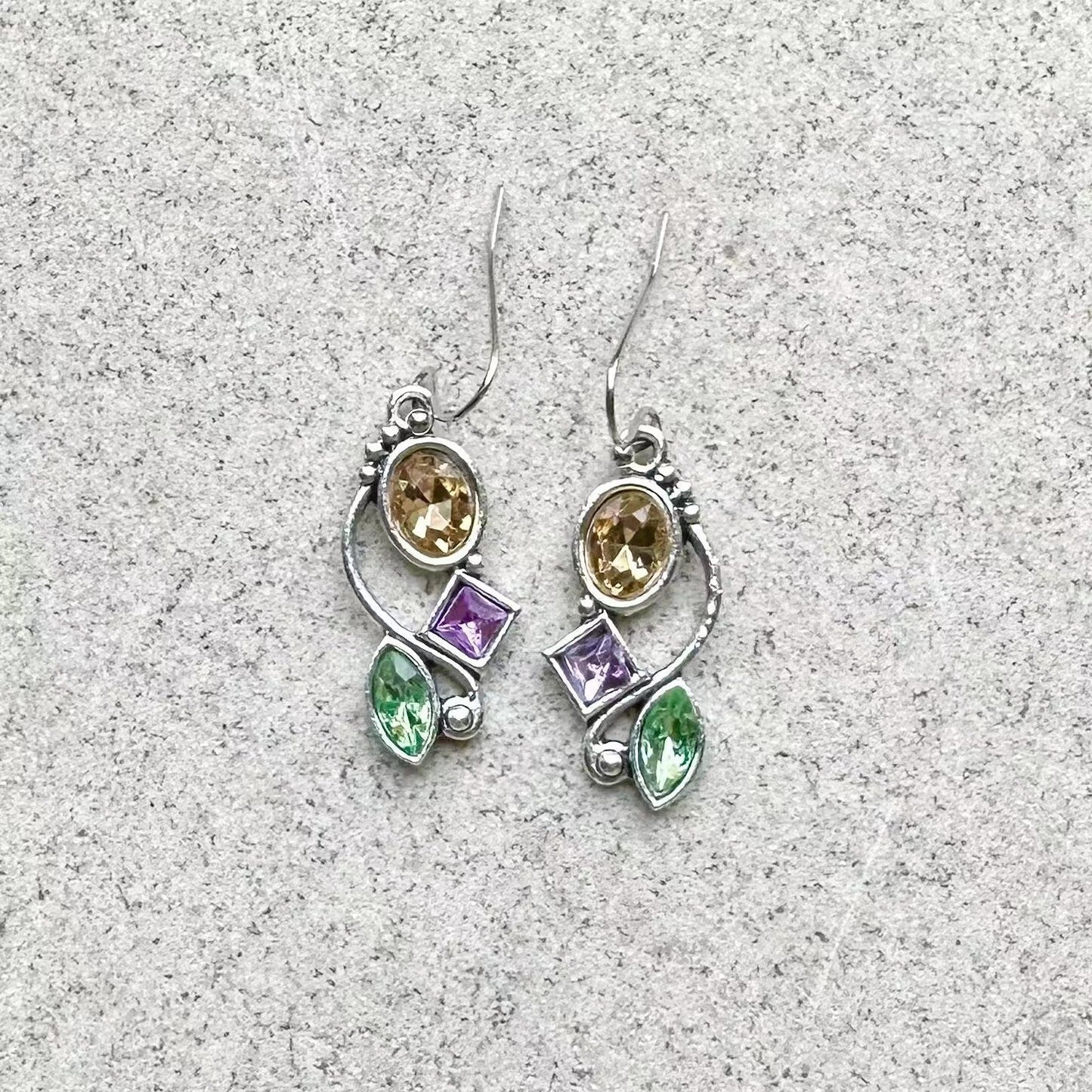 Klassinen Sormus ajattomalla viehätyksellä