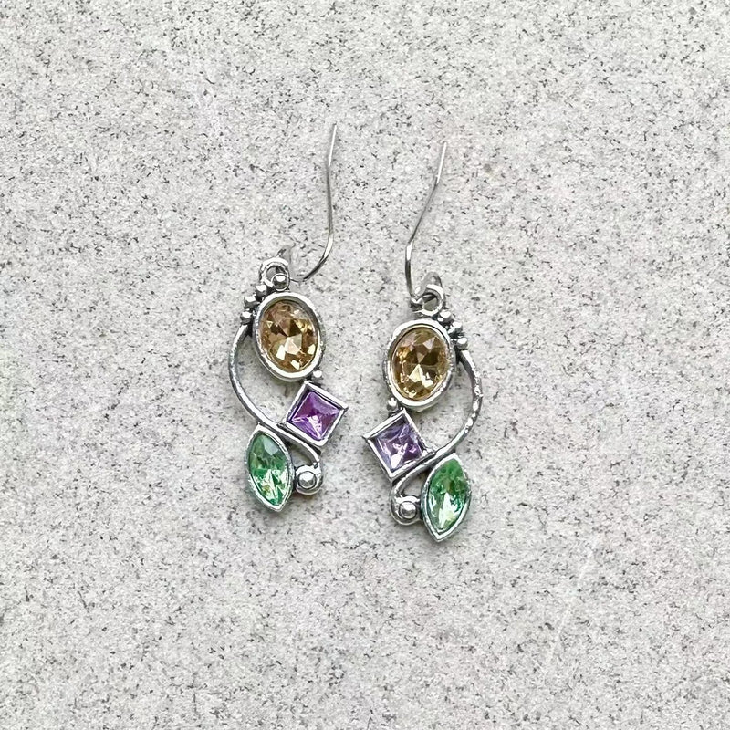 Klassinen Sormus ajattomalla viehätyksellä