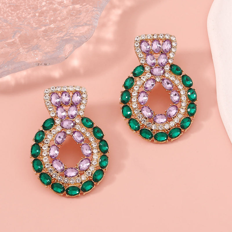 Kaunis Korvarengas ainutlaatuisella tyylillä