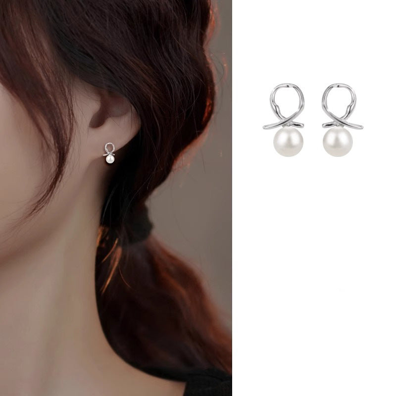 Kaunis Helmi Korvarengas ainutlaatuisella tyylillä