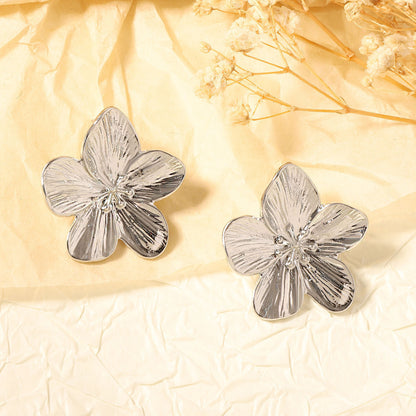 Klassinen Hopea Korvarengas ajattomalla viehätyksellä