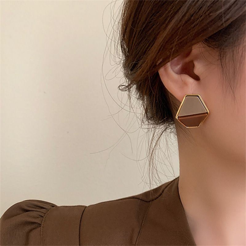 Kaunis Korvarengas ainutlaatuisella tyylillä