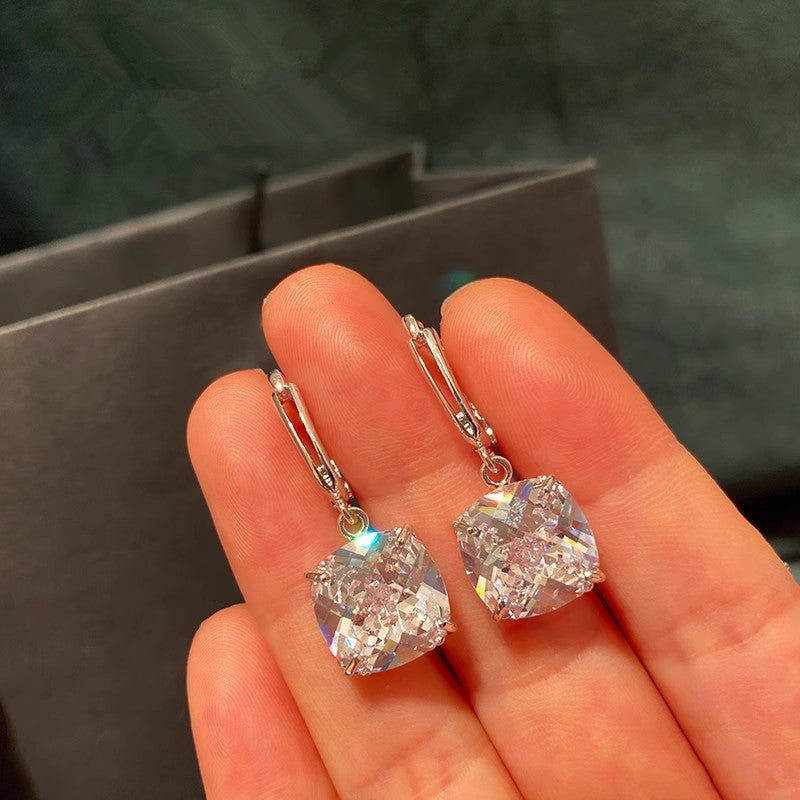 Kaunis Korvarengas ainutlaatuisella tyylillä