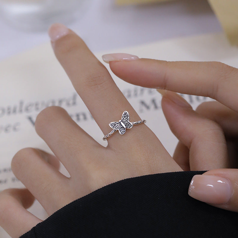 Klassinen Sormus ajattomalla viehätyksellä