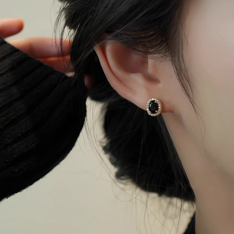 Kaunis Korvarengas ainutlaatuisella tyylillä