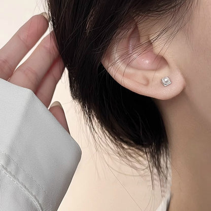 Klassinen Helmi Korvarengas ajattomalla viehätyksellä