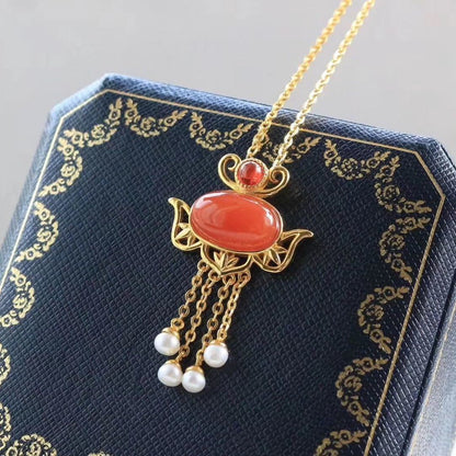 Klassinen Hopea Riipus ajattomalla viehätyksellä