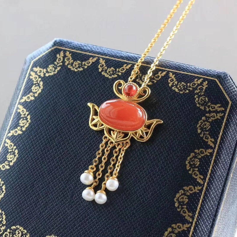 Klassinen Hopea Riipus ajattomalla viehätyksellä