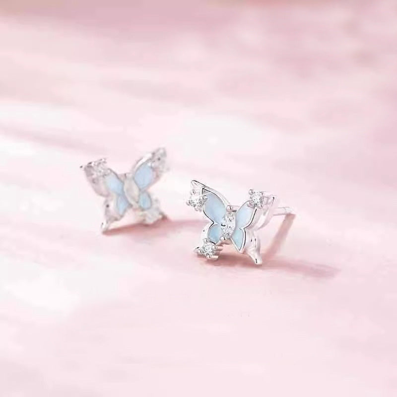 Kaunis Korvarengas ainutlaatuisella tyylillä