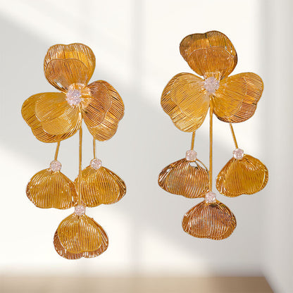 Kaunis Korvarengas ainutlaatuisella tyylillä