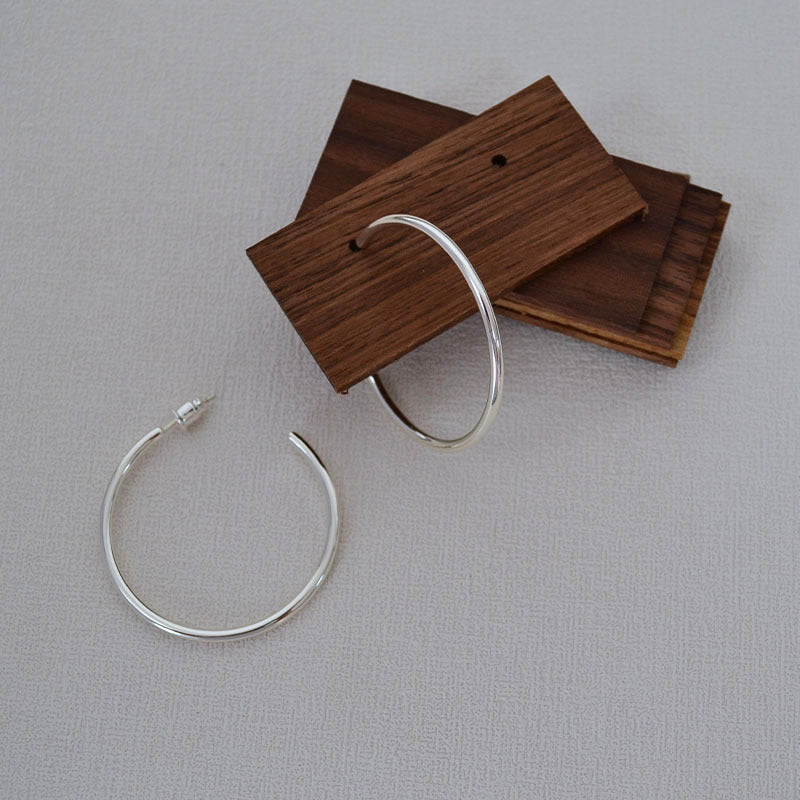 Klassinen Hopea Korvarengas ajattomalla viehätyksellä