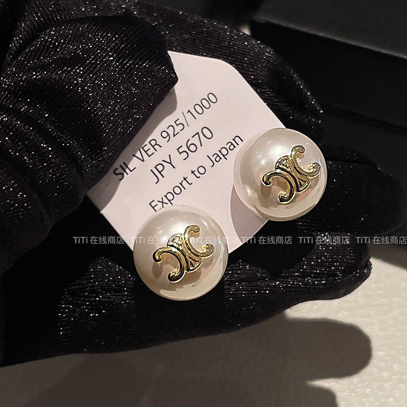 Kaunis Helmi Korvarengas ainutlaatuisella tyylillä