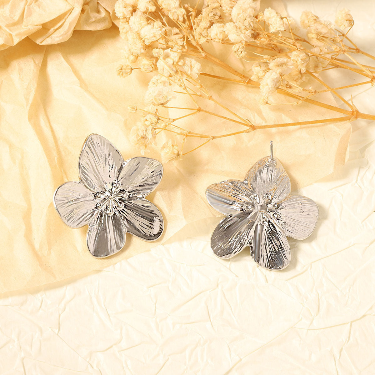 Klassinen Hopea Korvarengas ajattomalla viehätyksellä