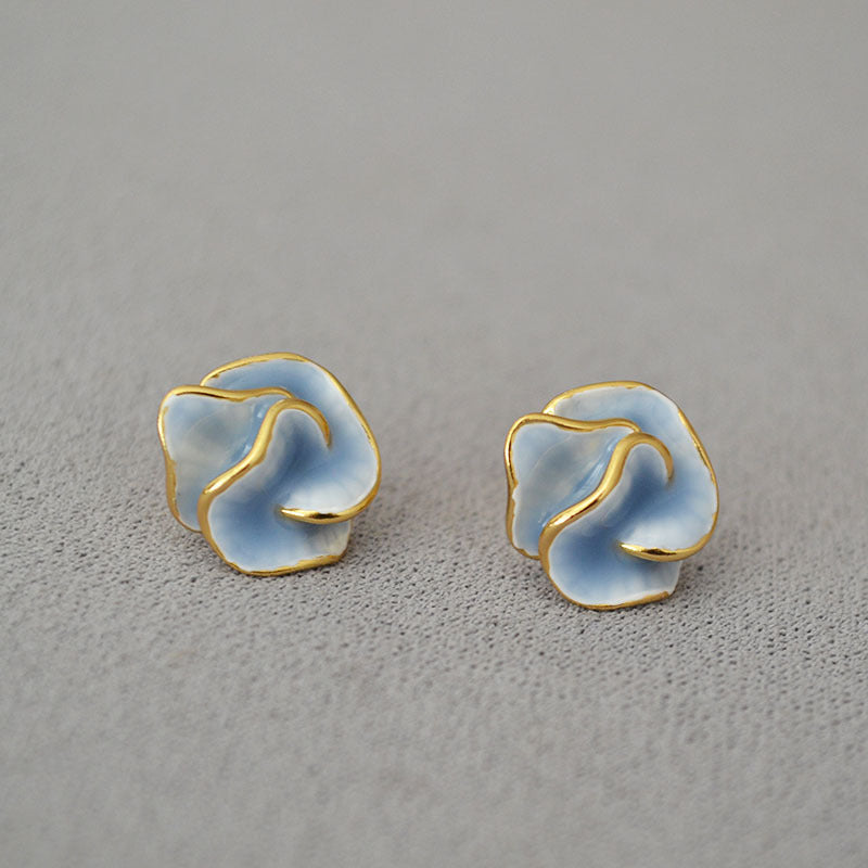 Kaunis Hopea Korvarengas ainutlaatuisella tyylillä