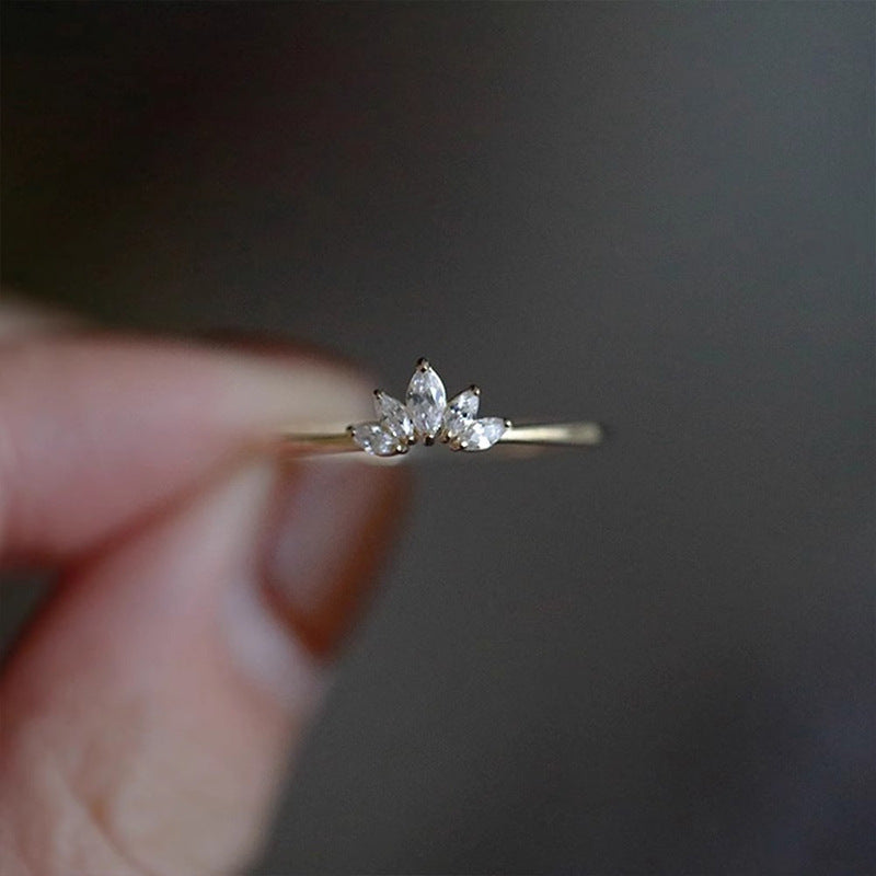 Klassinen Sormus ajattomalla viehätyksellä