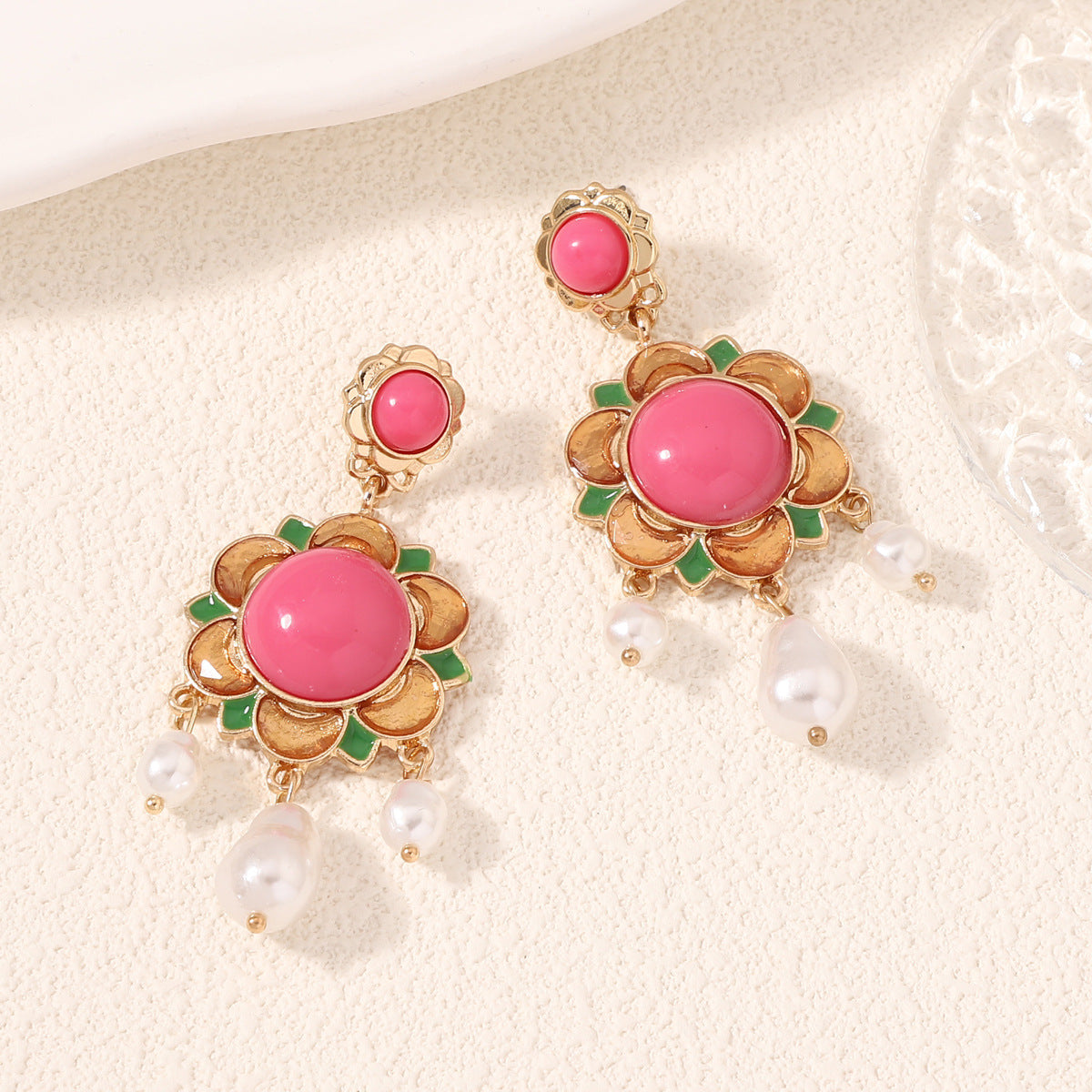 Klassinen Helmi Korvarengas ajattomalla viehätyksellä