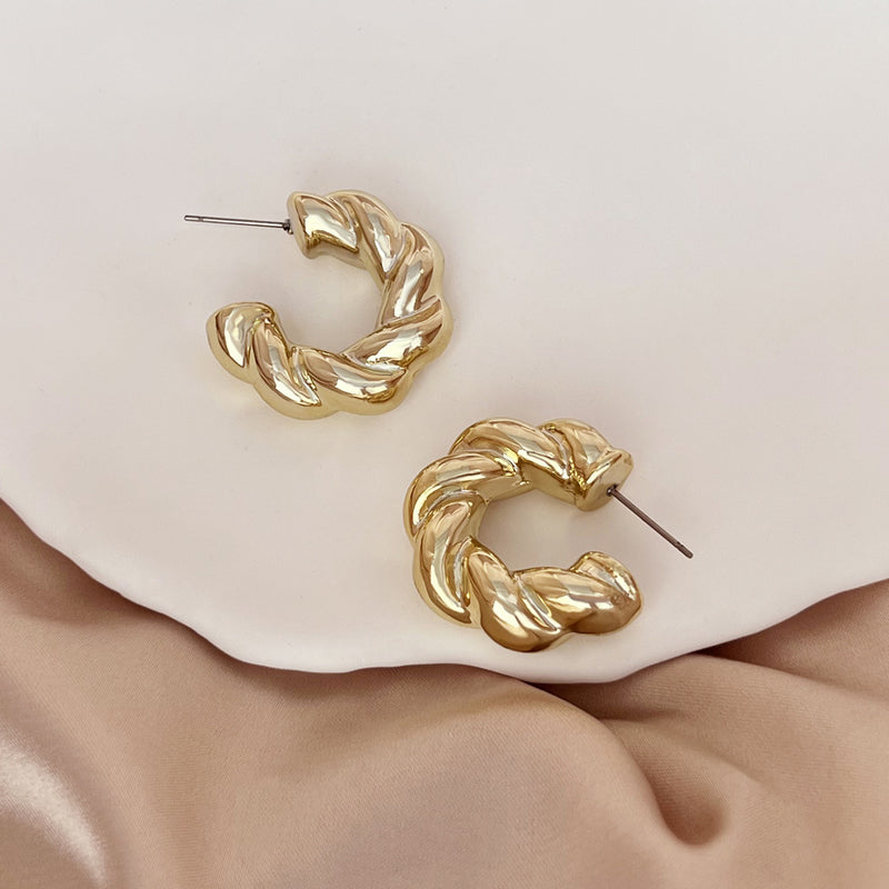 Kaunis Korvarengas ainutlaatuisella tyylillä