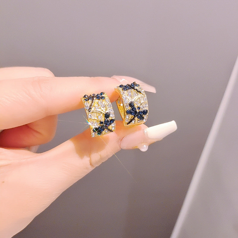 Klassinen Sormus ajattomalla viehätyksellä