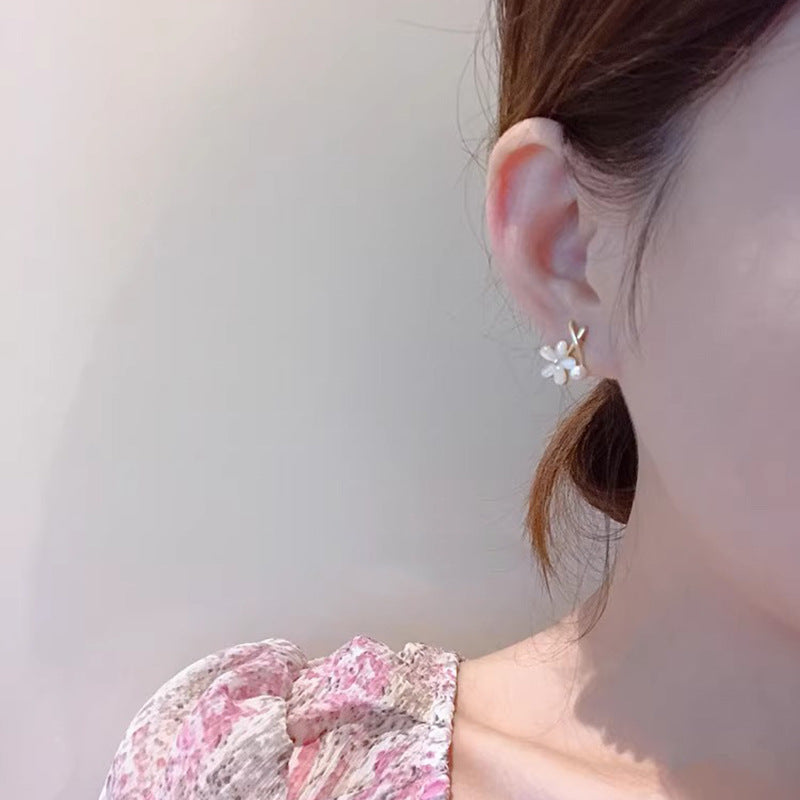 Kaunis Helmi Korvarengas ainutlaatuisella tyylillä