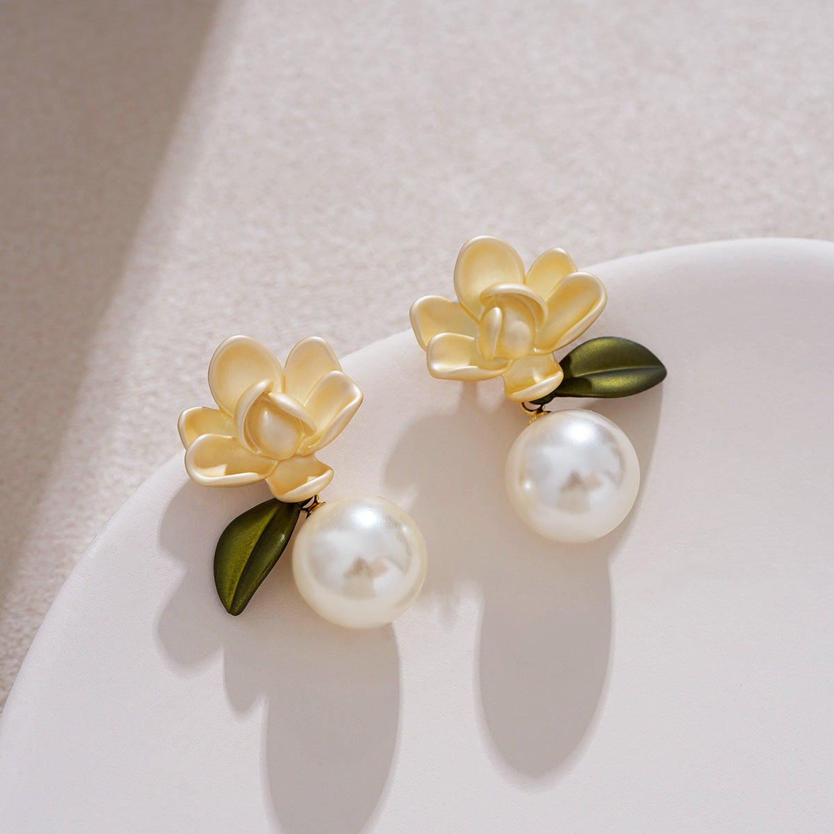 Klassinen Helmi Korvarengas ajattomalla viehätyksellä