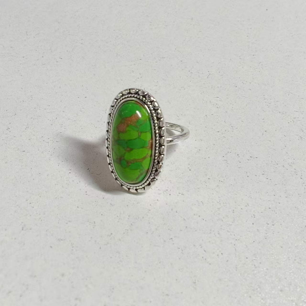 Klassinen Sormus ajattomalla viehätyksellä