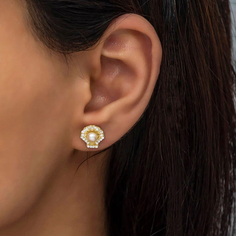 Klassinen Helmi Korvarengas ajattomalla viehätyksellä