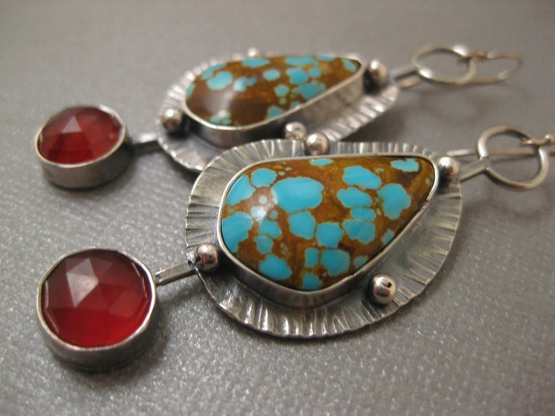 Kaunis Korvarengas ainutlaatuisella tyylillä