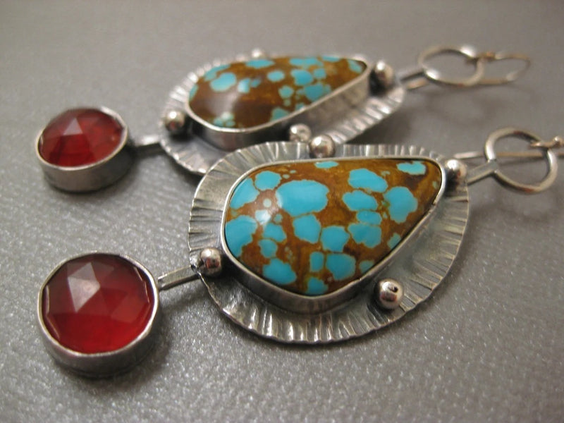 Kaunis Korvarengas ainutlaatuisella tyylillä