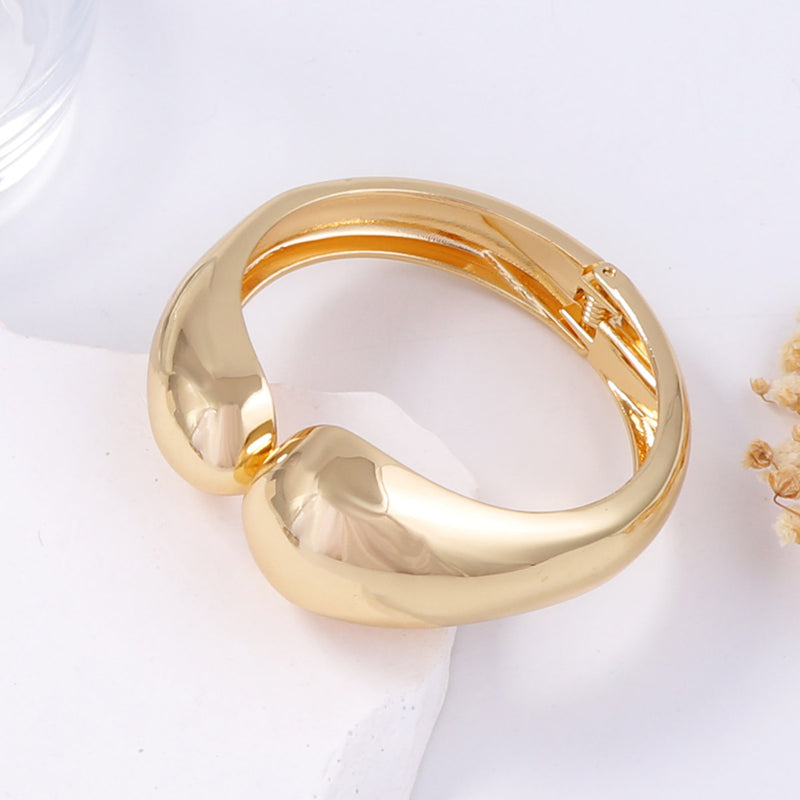 Klassinen Rannekoru ajattomalla viehätyksellä