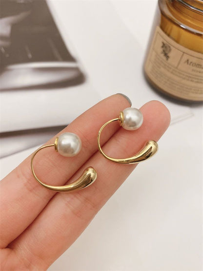 Kaunis Helmi Korvarengas ainutlaatuisella tyylillä