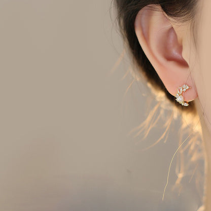 Kaunis Helmi Korvarengas ainutlaatuisella tyylillä