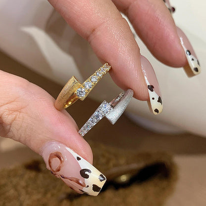 Klassinen Sormus ajattomalla viehätyksellä