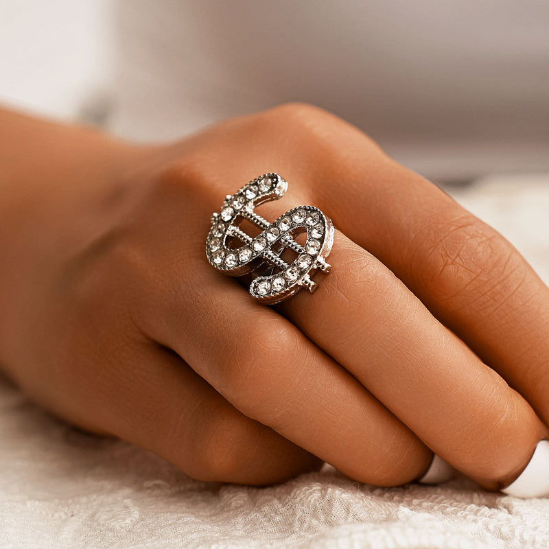 Klassinen Sormus ajattomalla viehätyksellä