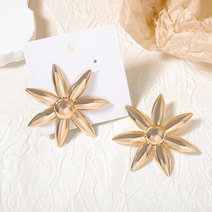 Kaunis Korvarengas ainutlaatuisella tyylillä