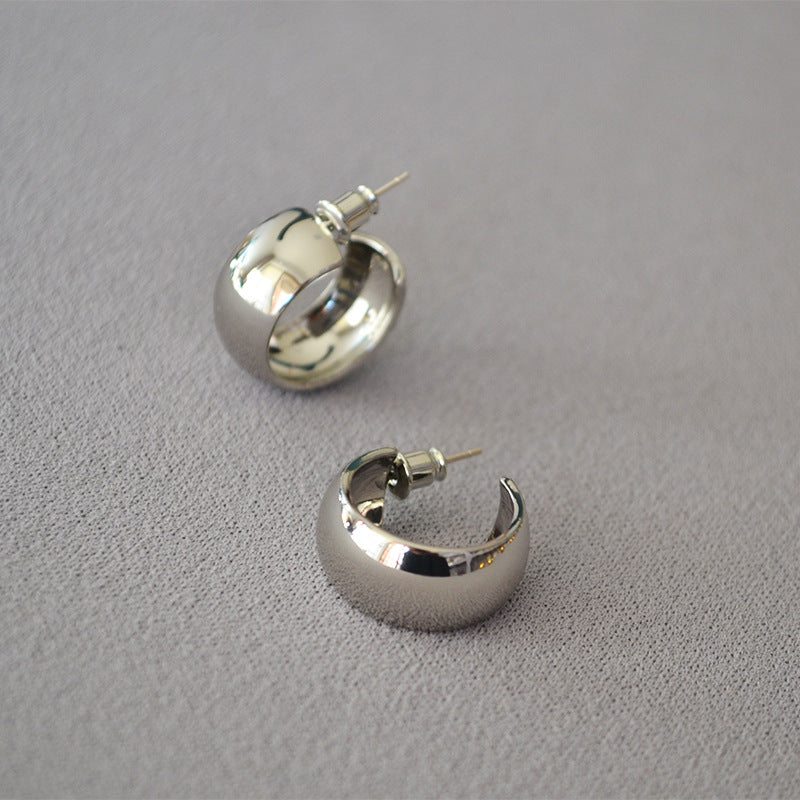 Klassinen Hopea Korvarengas ajattomalla viehätyksellä