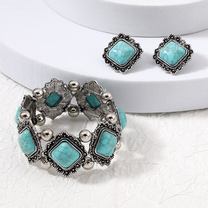 Kaunis Korvarengas ainutlaatuisella tyylillä