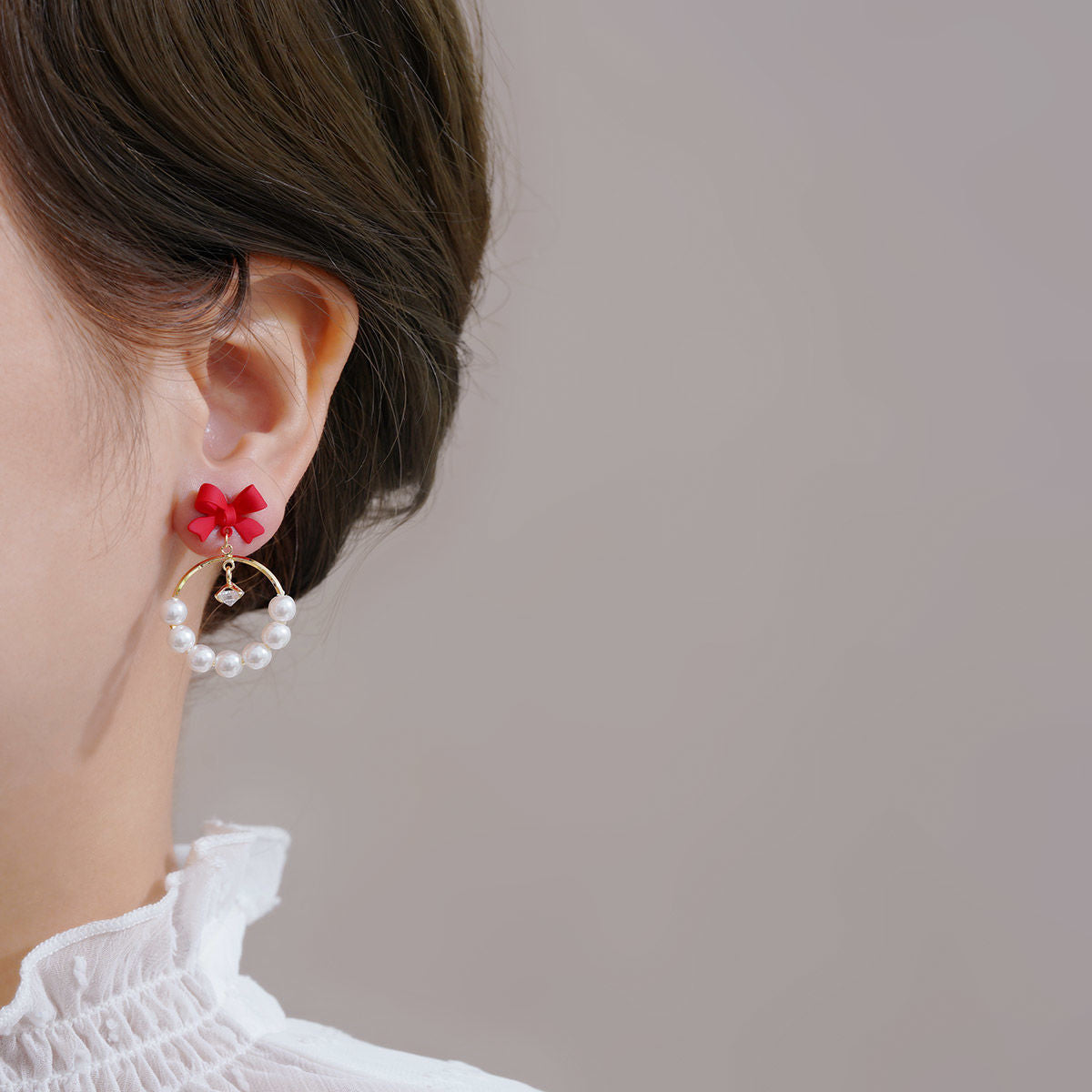 Klassinen Helmi Korvarengas ajattomalla viehätyksellä