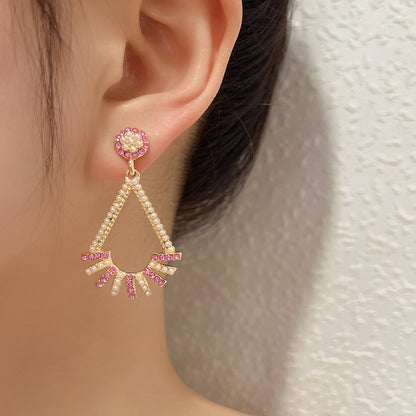 Klassinen Helmi Korvarengas ajattomalla viehätyksellä