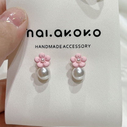 Klassinen Helmi Korvarengas ajattomalla viehätyksellä