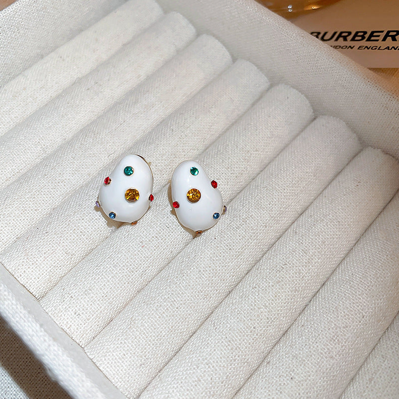 Kaunis Korvarengas ainutlaatuisella tyylillä