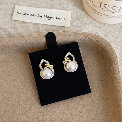 Kaunis Helmi Korvarengas ainutlaatuisella tyylillä