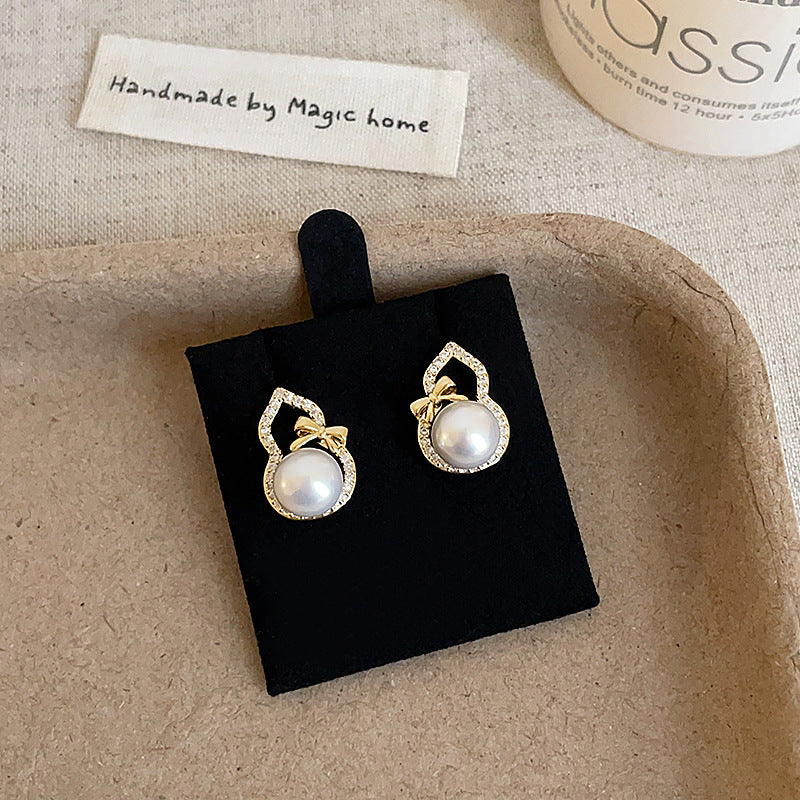 Kaunis Helmi Korvarengas ainutlaatuisella tyylillä