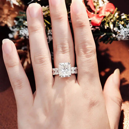 Klassinen Sormus ajattomalla viehätyksellä