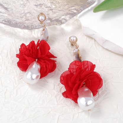 Kaunis Helmi Korvarengas ainutlaatuisella tyylillä