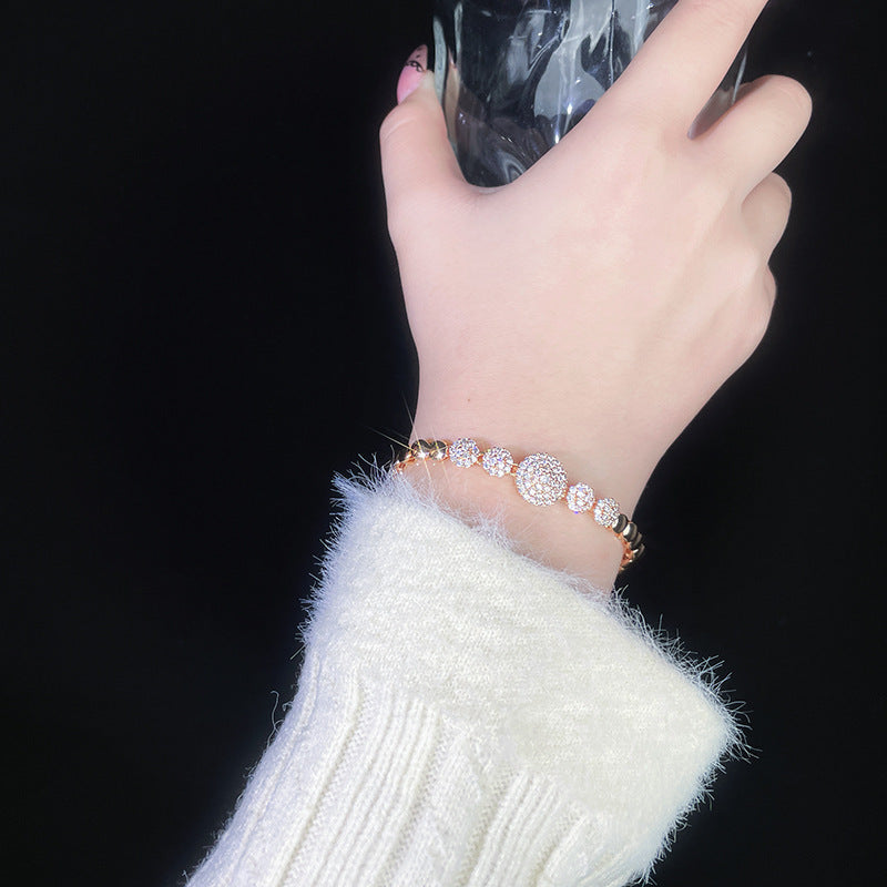 Klassinen Rannekoru ajattomalla viehätyksellä